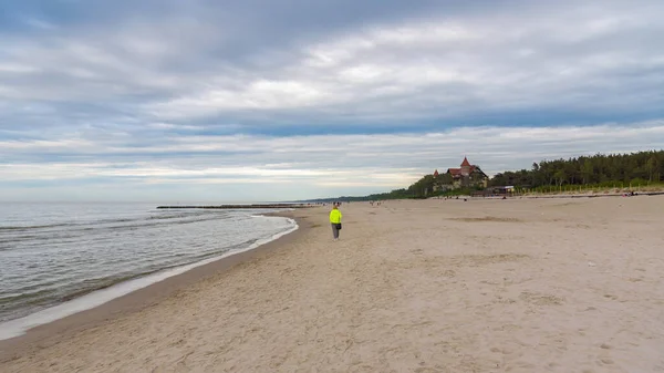 Popołudniowy Widok Plażę Zabytkowym Budynkiem Hotelu Lebie Nad Bałtykiem Polsce — Zdjęcie stockowe