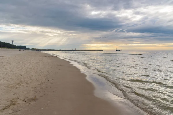 ポーランドのバルト海でのレバノンのビーチと港の午後の景色 — ストック写真