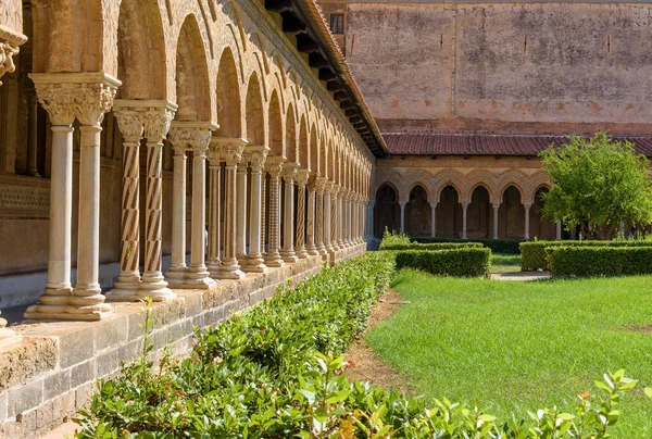 Gedecoreerde Zuilen Het Klooster Van Abdij Van Monreale Palermo Italië — Stockfoto