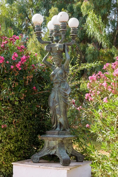 Statue Grecque Bronze Comme Base Lanterne Entourée Verdure — Photo