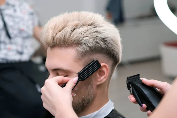 Haarschnitt Prozess Eines Blonden Jungen Mannes Mit Haarschneider Sessel Friseursalon — Stockfoto