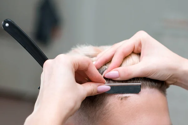 Rasiermesser Haarschnitt Prozess Des Blonden Jungen Mannes Friseursalon Friseurkonzept Für — Stockfoto