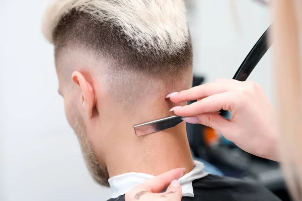 Rasiermesser Haarschnitt Prozess Des Blonden Jungen Mannes Friseursalon Friseurkonzept Für — Stockfoto