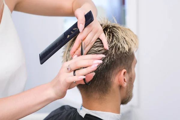 Friseur Schneidet Einem Jungen Mann Mit Blond Gefärbten Haaren Einem — Stockfoto