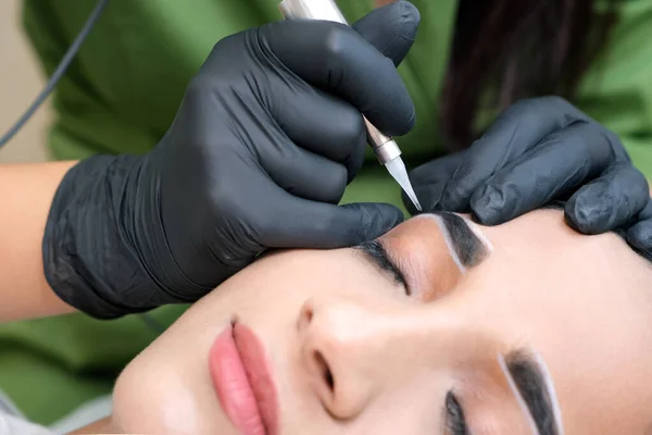 Kosmetikerin Macht Dauerhafte Augenbrauen Make Auf Dem Gesicht Einer Schönen — Stockfoto