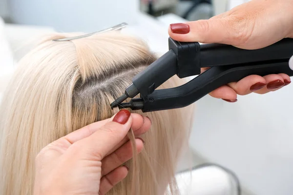 Friseur Fertigt Einer Jungen Blonden Frau Einem Schönheitssalon Haarverlängerungen Professionelle — Stockfoto