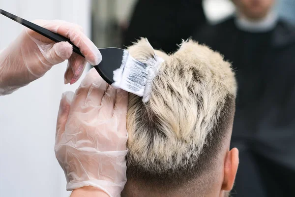 Haarfärben Für Einen Jungen Mann Einem Friseursalon Der Meister Bleicht — Stockfoto