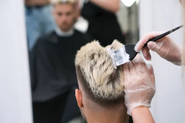 Haarfärben Für Einen Jungen Mann Einem Friseursalon Der Meister Bleicht — Stockfoto