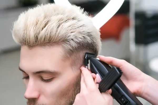 Haarschnitt Prozess Eines Blonden Jungen Mannes Mit Haarschneider Sessel Friseursalon — Stockfoto