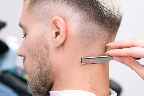 Rasiermesser Haarschnitt Prozess Des Blonden Jungen Mannes Friseursalon Friseurkonzept Für — Stockfoto
