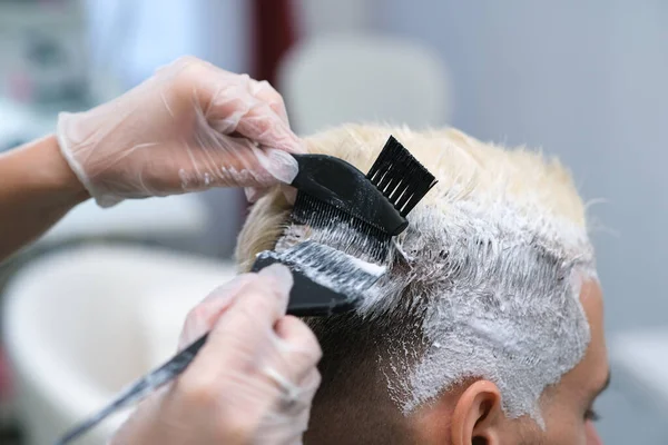 Haarfärben Für Einen Jungen Mann Einem Friseursalon Der Meister Bleicht — Stockfoto