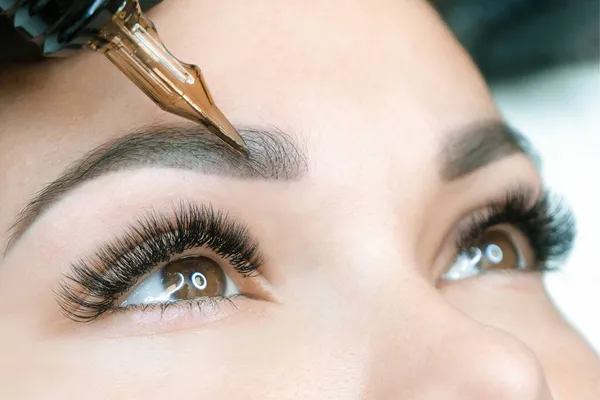 Esthéticienne Fait Maquillage Permanent Des Sourcils Sur Visage Une Belle — Photo