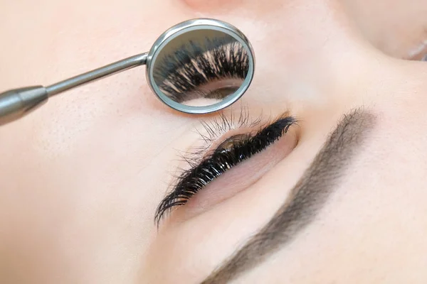 Procedura Wydłużania Rzęs Kobiece Oko Długimi Rzęsami Zamknij Się — Zdjęcie stockowe