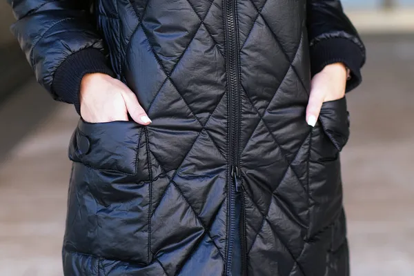 Kadın Eli Ceketin Cebinde Dışarısı Soğuk Sıcak Eller — Stok fotoğraf