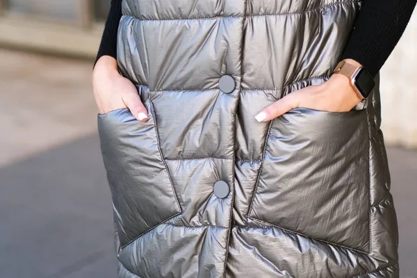 Mãos Femininas Estão Bolso Jaqueta Frio Fora Mãos Quentes — Fotografia de Stock