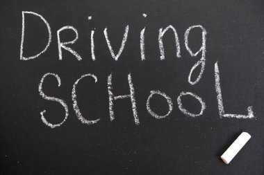 Ehliyet kursunda karatahta, Sürücü Okulu başlığı ile Eğitim ve Yaratıcı kompozisyon. Oyuncak araba modeli. trafik işaretleri