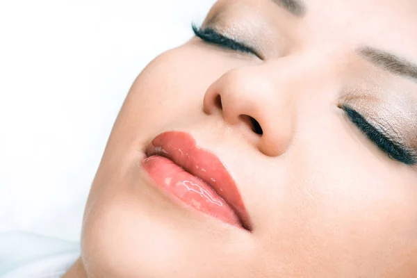 Jovem Mulher Com Maquiagem Permanente Nos Lábios Salão Beleza Aplicação — Fotografia de Stock
