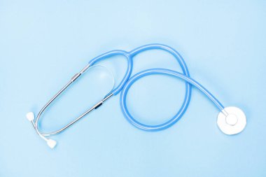 Tıbbi bir laboratuvar sağlık masasının arka planında metin için yeri olan bir doktor muayenesi için steteskop. mavi arkaplan ve steteskop