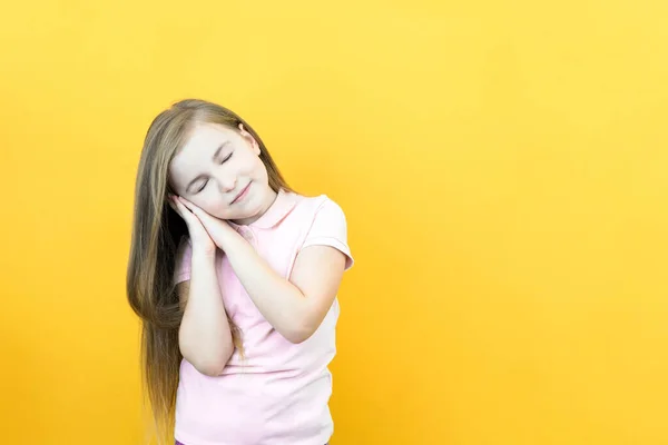 Carino Sorridente Sonnolenta Ragazza Calma Con Gli Occhi Chiusi Piegato — Foto Stock