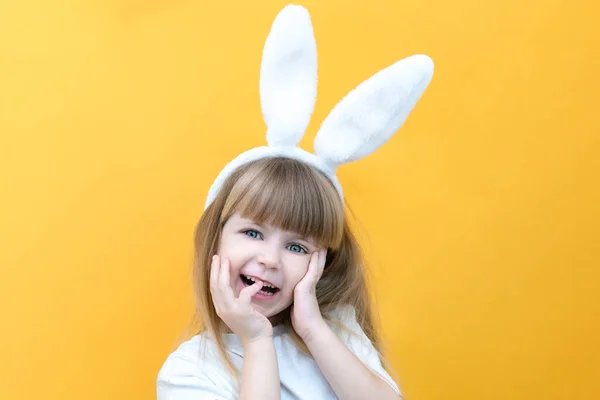 Веселая Девушка Кроличьими Ушами Голове Желтом Фоне Смешное Сумасшедшее Счастливое — стоковое фото