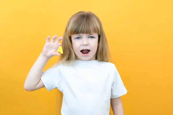 Terapii Mowy Mała Dziewczynka Trzymająca Literę Rękach Zajęcia Logopedą Dziewczyna — Zdjęcie stockowe