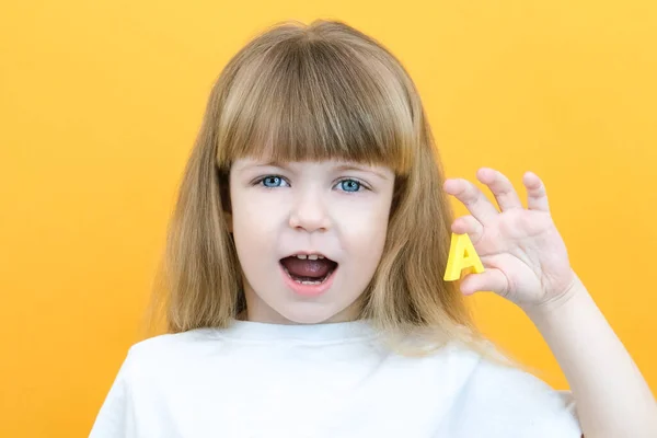 Logopedie Batole Drží Rukou Písmeno Hodiny Logopedem Dívka Izolovaném Žlutém — Stock fotografie