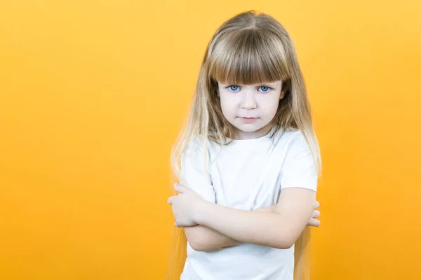 Yaramaz Çocuk Taatsizlik Sorunu Disiplin Cezası Sarı Fotokopi Arkaplanında Kollarını — Stok fotoğraf