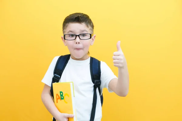 Дитячий Хлопчик Окулярах Ізольований Жовтій Паперовій Стіні Чудова Ідея Щасливий — стокове фото