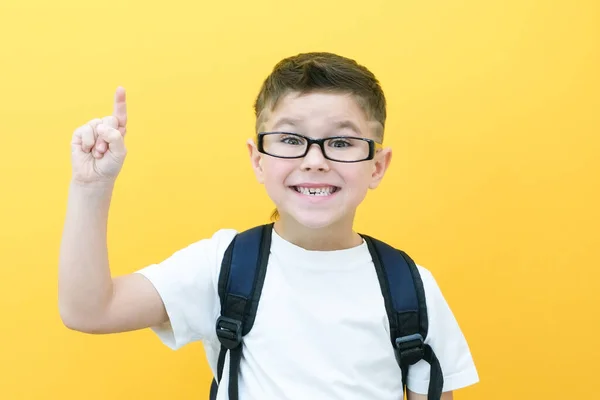 Chłopiec Okularach Odizolowany Żółtej Papierowej Ścianie Świetny Pomysł Szczęśliwy Uśmiechnięty — Zdjęcie stockowe