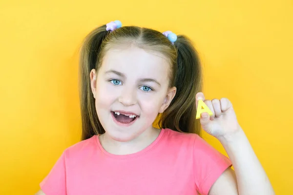Terapia Fala Menina Criança Segurando Letra Suas Mãos Aulas Com — Fotografia de Stock