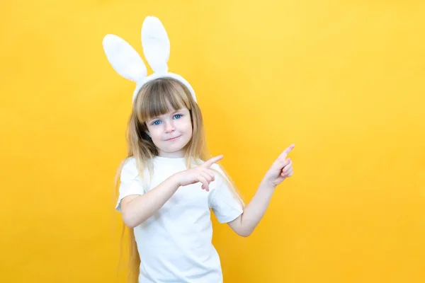 Wesoła Dziewczyna Króliczymi Uszami Głowie Żółtym Tle Zabawne Szczęśliwe Dziecko — Zdjęcie stockowe
