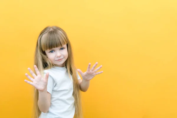 Divertimento Gioia Relax Infanzia Felice Bambina Shirt Casual Mostra Cinque — Foto Stock