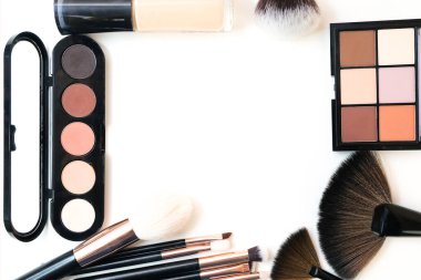 Dekoratif kozmetik ve makyaj fırçaları beyaz izole bir arka plan, üst görünüm. metin için yer, kopyalanma alanı. Makyaj yapma kavramı. vizsagiste