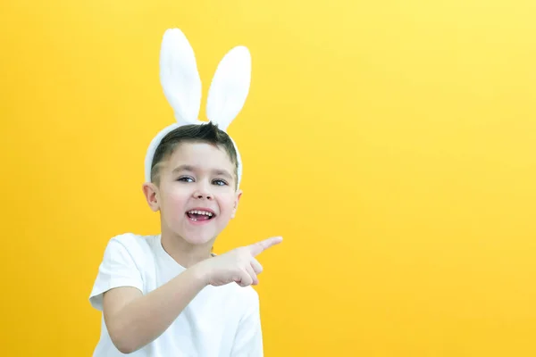 Fröhlicher Junge Mit Hasenohren Auf Dem Kopf Auf Gelbem Grund — Stockfoto