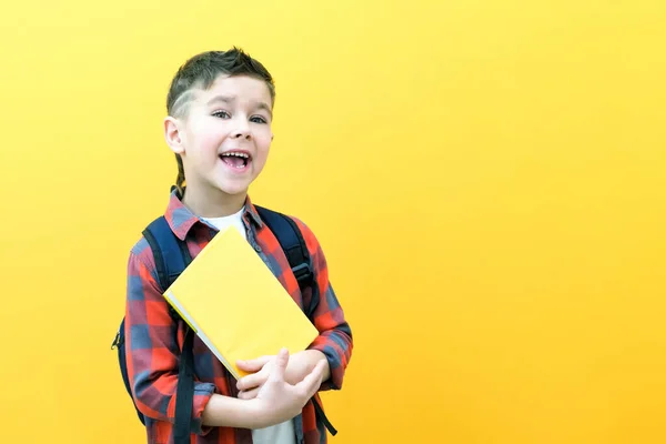 黄色の紙の壁に隔離されたメガネの子供の男の子 いい考えだ 幸せな笑顔の少年は学校に戻ります モチベーション 天才的なコンセプト — ストック写真