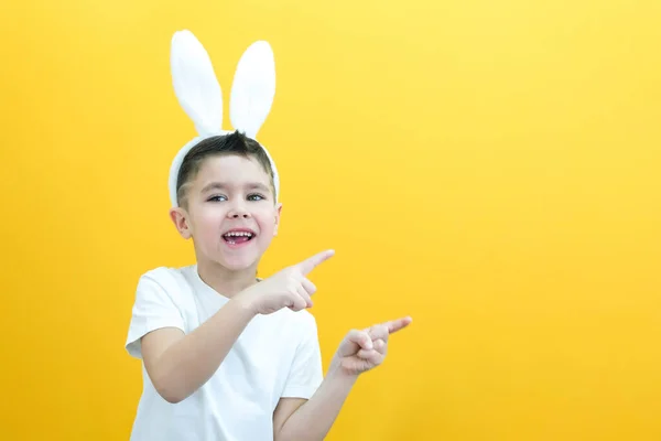 Ragazzo Allegro Con Orecchie Coniglio Sulla Testa Uno Sfondo Giallo Foto Stock