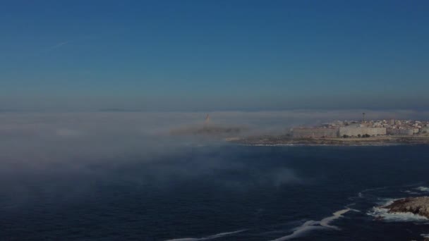 缓缓移动的雾堤进入奥兹湾 包围了位于美国埃斯科遗址的大力士灯塔塔 — 图库视频影像