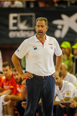 Bir Coruna, İspanya. Juan Antonio Orenga, 6 Ağustos 2014 tarihinde A Coruna 'daki Kolezyum' da oynanan İspanya ile Kanada arasındaki dostluk maçında yön tarifinde bulundu.