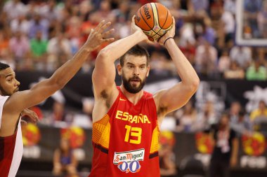 Bir Coruna, İspanya. Marc Gasol 6 Ağustos 2014 'te A Coruna' daki Coliseum 'da İspanya ile Kanada arasında oynanan basketbol maçında basketbola atıldı.