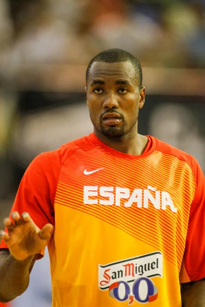 Bir Coruna, İspanya. Serge Ibaka 6 Ağustos 2014 'te A Coruna' daki Coliseum 'da İspanya ile Kanada arasında oynanan basketbol maçında basket için basket attı.