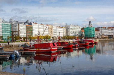 Coruna-İspanya. 21 Ekim 2021 'de liman havzasına demirlemiş kırmızı ve beyaz balıkçılar