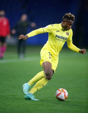 Bir Coruna-İspanya. Samuel Chimerenka Chukwueze, İspanya Kral Kupası 'nın 30 Kasım 2021' de Riazor Stadyumu 'nda Victoria CF ve Villarreal arasında oynanan futbol maçı sırasında hareket halindeydi.
