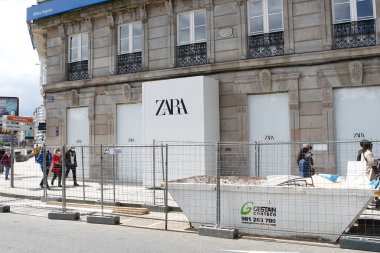 Coruna-İspanya. 1 Mayıs 2021 'de A Coruna' nın merkezinde tadilat yapılan Zara mağazası