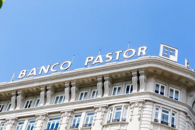 Coruna-İspanya. 1 Mayıs 2021 'de A Coruna' nın merkezinde bir Papaz Bankası inşa edildi.