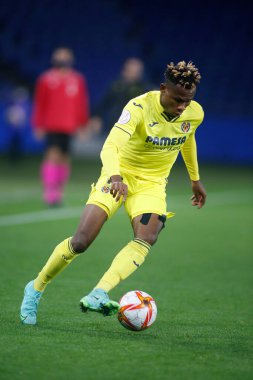 Bir Coruna-İspanya. Samuel Chimerenka Chukwueze, İspanya Kral Kupası 'nın 30 Kasım 2021' de Riazor Stadyumu 'nda Victoria CF ve Villarreal arasında oynanan futbol maçı sırasında hareket halindeydi.