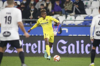 Bir Coruna-İspanya. Samuel Chimerenka Chukwueze, İspanya Kral Kupası 'nın 30 Kasım 2021' de Riazor Stadyumu 'nda Victoria CF ve Villarreal arasında oynanan futbol maçı sırasında hareket halindeydi.