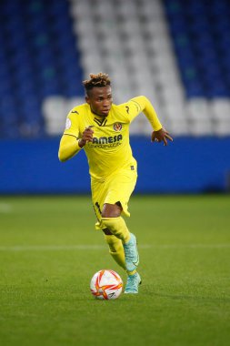 Bir Coruna-İspanya. Samuel Chimerenka Chukwueze, İspanya Kral Kupası 'nın 30 Kasım 2021' de Riazor Stadyumu 'nda Victoria CF ve Villarreal arasında oynanan futbol maçı sırasında hareket halindeydi.