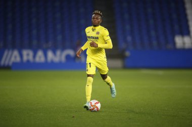 Bir Coruna-İspanya. Samuel Chimerenka Chukwueze, İspanya Kral Kupası 'nın 30 Kasım 2021' de Riazor Stadyumu 'nda Victoria CF ve Villarreal arasında oynanan futbol maçı sırasında hareket halindeydi.