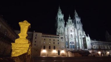 Gece Obradoiro Meydanı 'ndaki zaman atlaması. Arka planda Santiago katedrali aydınlandı.