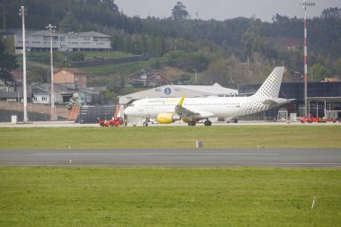 Bir Coruna-İspanya. İşçiler 30 Mart 2022 'de A Coruna havaalanında uçak bağlıyorlar.